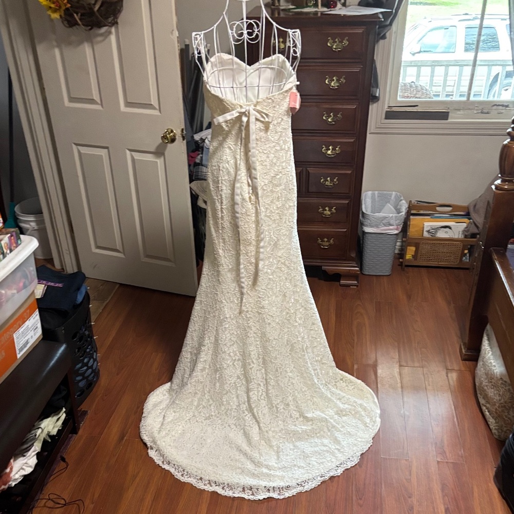 Wedding dress size 8 corset lace up back long train vintage lace